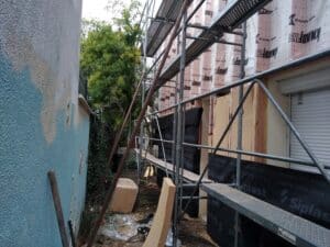 Échafaudage pour isolation extérieure avec pare-vapeur Knaufins et membrane Siplast sur une façade de maison.