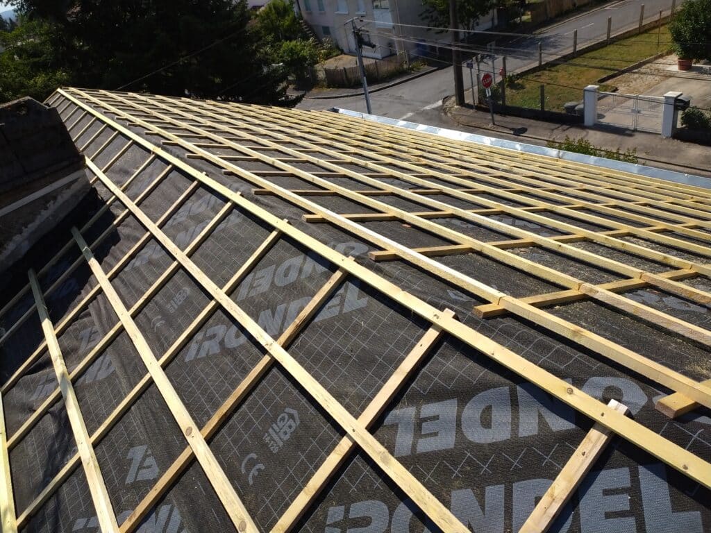 Liteaux bois et membrane Ondel sur une toiture en rénovation.